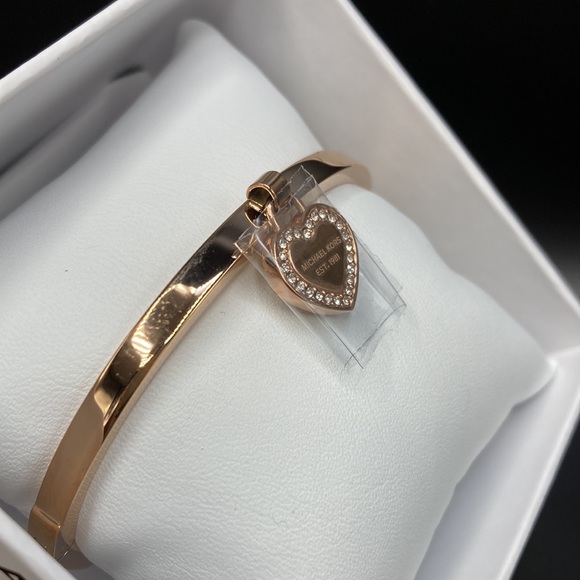 VDAY SALE 🎁 FINAL ⬇️ Michael Kors Rose Gold Heart Charm Bangle - Picture 3 of 6
